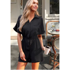 Черный комбинезон с воротником, короткими рукавами и широкими штанинами — стильное и удобное решение для любого повода.