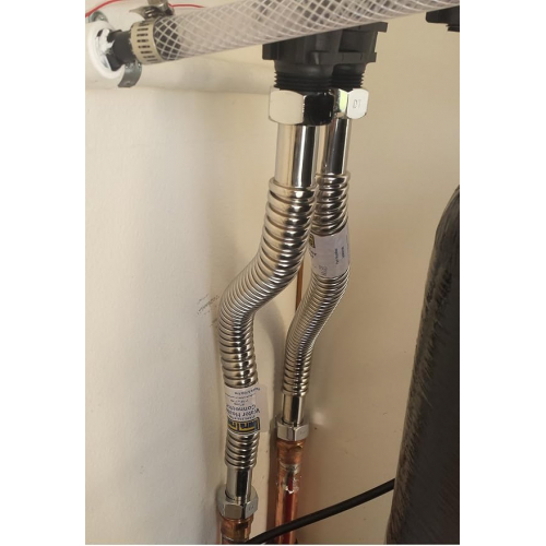 2 гофрированных водопроводных соединителя