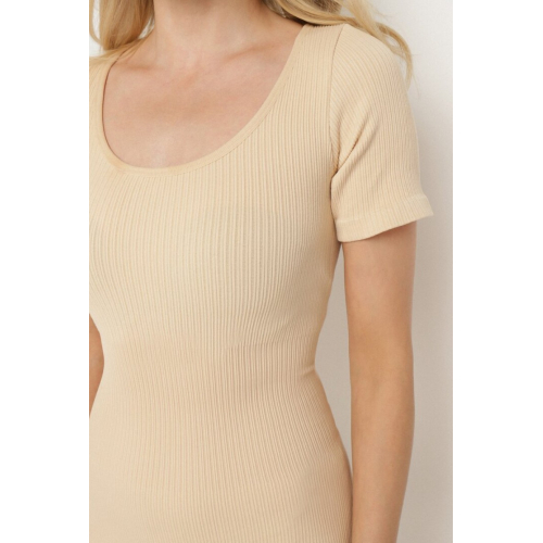 Бежевый эластичный комбинезон в рубчик с приталенным кроем и коротким рукавом 