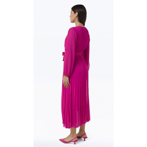 Женственное платье со складками и расклёшённым подолом