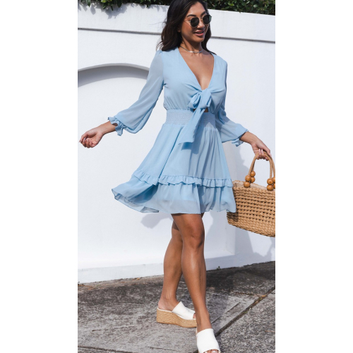 Голубое платье-беби-долл с многослойной юбкой и бантом