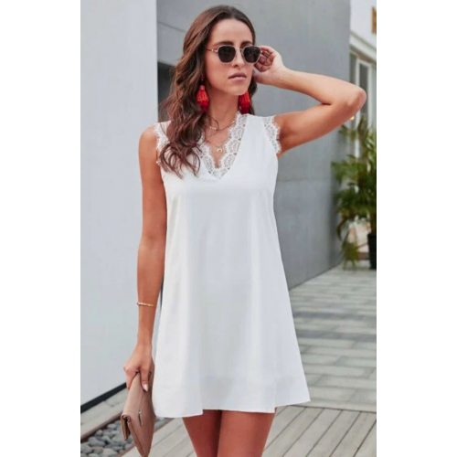 Белое мини платье-трапеция с V-образным вырезом и кружевной отделкой