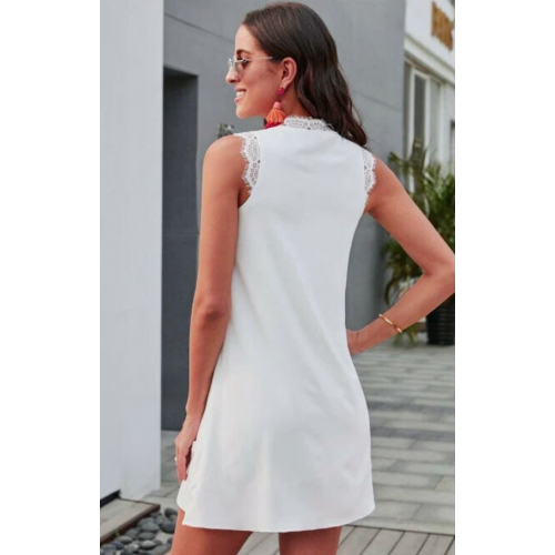 Белое мини платье-трапеция с V-образным вырезом и кружевной отделкой