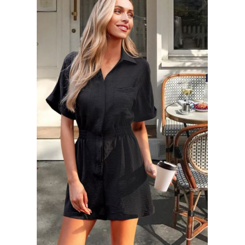 Черный комбинезон с воротником, короткими рукавами и широкими штанинами — стильное и удобное решение для любого повода.