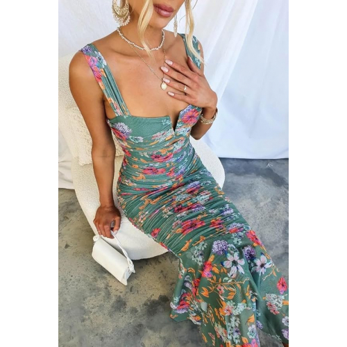 Женственное длинное платье на тонких бретелях с открытыми плечами