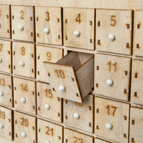 Деревянный новогодний адвент-календарь в форме домика с подсветкой