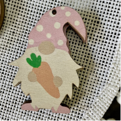 Деревянный пасхальный декор, гном с морковкой