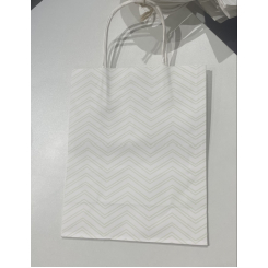 Бумажный пакет с зелеными полосками в виде треугольных стрелок