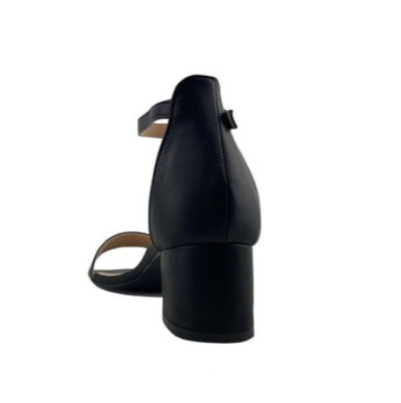 Босоножки на каблуке