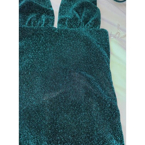 Изумрудно-зеленое блестящее платье 