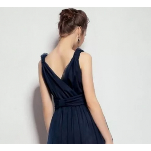 Платье без рукавов с глубоким V-образным вырезом и завышенной талией 