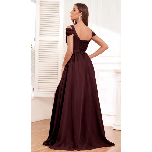 Стильное платье с открытыми плечами 