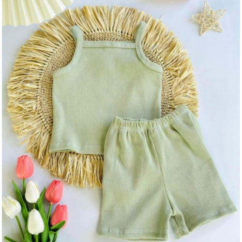 Летний комплект: майка на лямках и шортики, зелёный