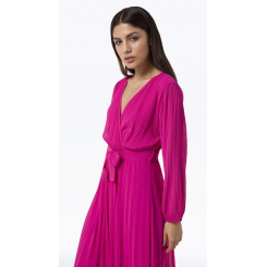 Женственное платье со складками и расклёшённым подолом