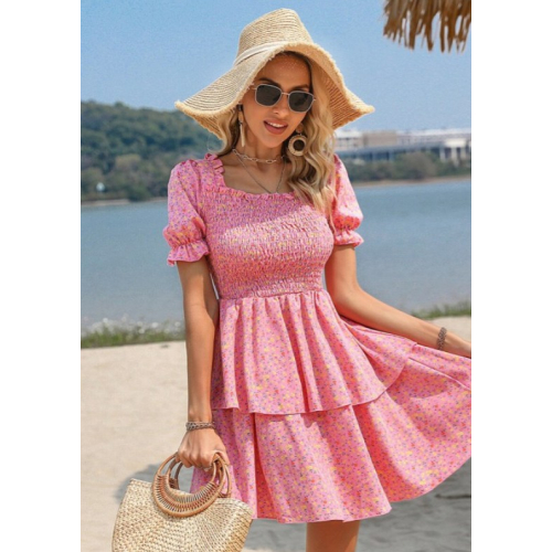 Женственное платье с цветочным принтом и расклёшённой юбкой