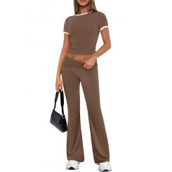 Трикотажный комплект: укороченный топ с коротким рукавом и расклешённые брюки с высокой посадкой