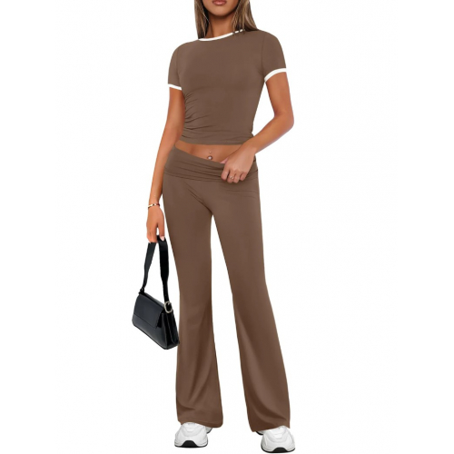 Трикотажный комплект: укороченный топ с коротким рукавом и расклешённые брюки с высокой посадкой