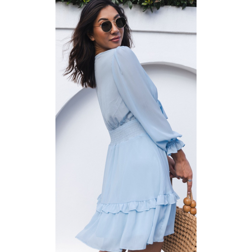 Голубое платье-беби-долл с многослойной юбкой и бантом