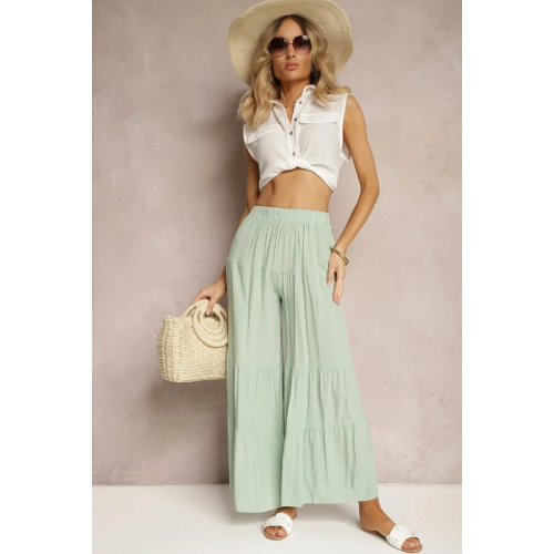 Нежно-зеленые брюки палаццо с воланами и резинкой на поясе