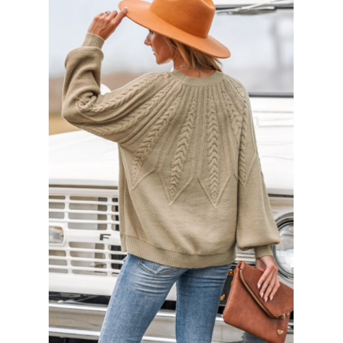 Женский свитер с косами и заниженной линией плеч