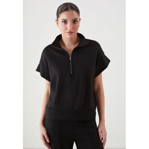 Черная oversize футболка с высоким воротником для женщин