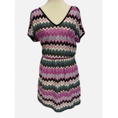 Платье-кафтан с геометрическими рукавами и открытыми плечами