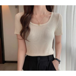 Стильная женская майка с облегающим силуэтом