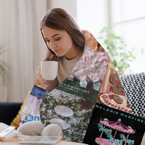 Флисовый плед с обложкой альбома Melanie Martinez — мягкое покрывало 100 × 150 см, подарок для поклонников и декор для дома