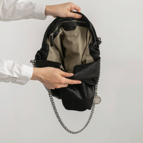 Чёрная сумка с двумя плетёными ручками, с небольшим блеском.