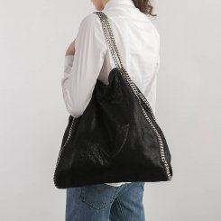 Чёрная сумка с двумя плетёными ручками, с небольшим блеском.