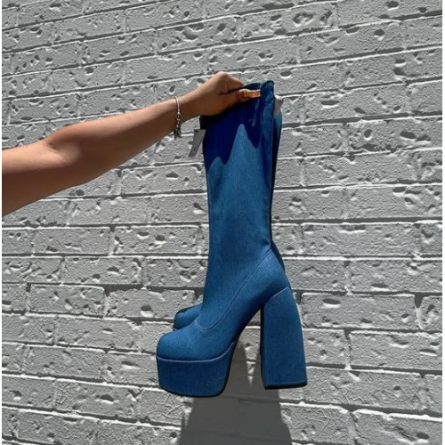 Джинсовые сапоги до колена с круглым носком и геометрическим каблуком на платформе