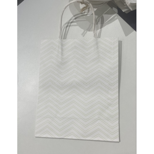 Бумажный пакет с зелеными полосками в виде треугольных стрелок